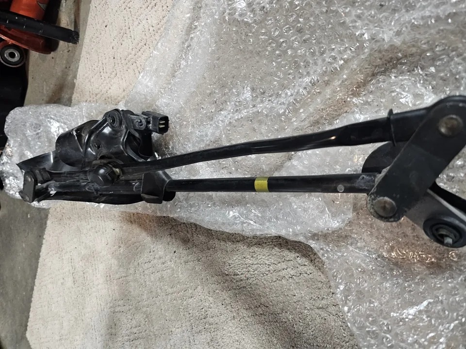 OEM LHD Supra wiper motor assembly — photo 2